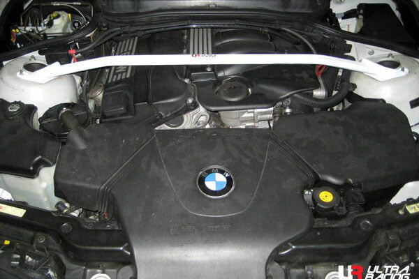ULTRA RACING フロントタワーバー BMW 3シリーズ E46 AV22 2000/11〜2005/02 TW2-560