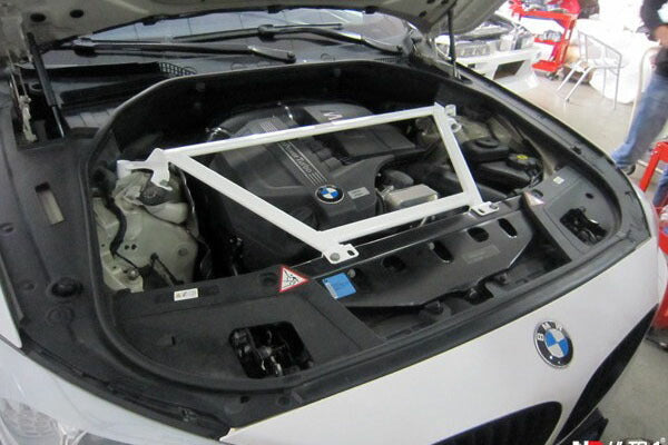 ULTRA RACING フロントタワーバー BMW 5シリーズ F07 SN30 2010/03〜2017/06 TW4-1901