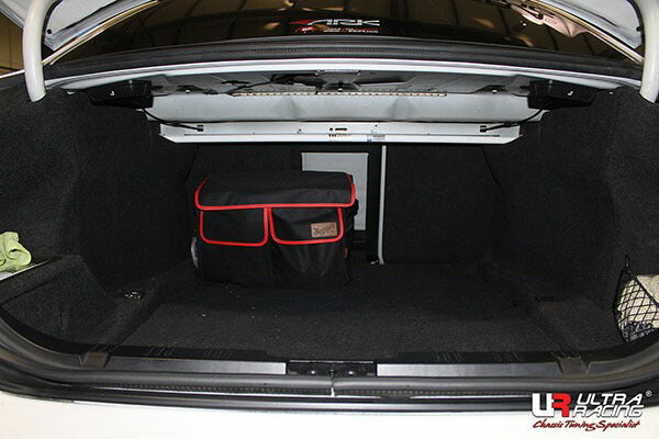 ULTRA RACING リアタワーバー BMW M5 E60 NB50 2004/11〜2010/04 RE2-2744