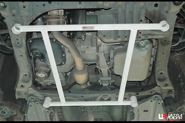 ULTRA RACING フロントメンバーブレース トヨタ iQ NGJ10 2008/11〜2016/03 LA4-2302
