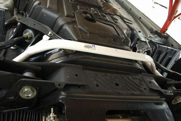 ULTRA RACING フロントメンバーブレース トヨタ ハイエースバン GDH201V 2013/12〜 LA4-1366