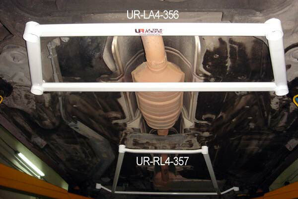ULTRA RACING フロントメンバーブレース VOLVO V70 8B5254W 1997/02〜2000/06 LA4-356