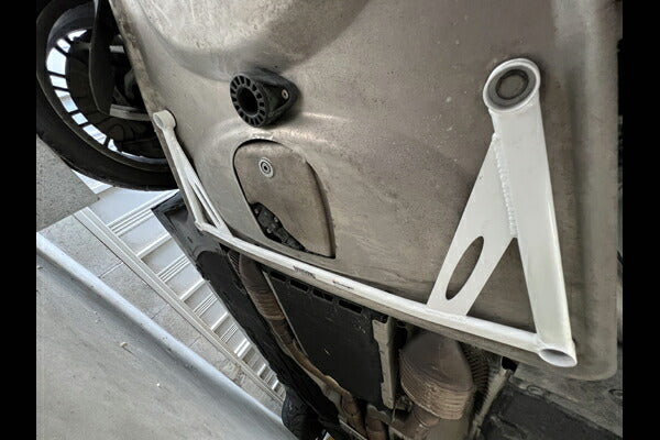 ULTRA RACING フロントメンバーブレース BMW M3 E92 WD40 2007/09〜2014/02 LA4-2759