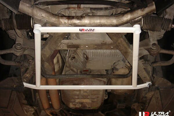 ULTRA RACING フロントメンバーブレース BMW 5シリーズ E39 DD25/DD28/DD28A/DE44/DM25/DM28/DN44/DP28/DS25/DS25A/DS30/DT25/DT30 1996/06〜2004/04 LA4-3