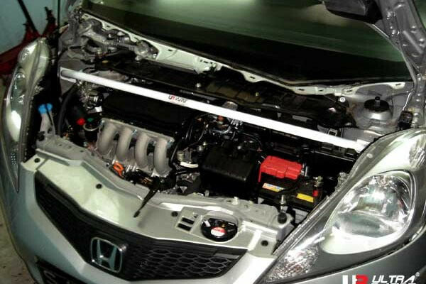 ULTRA RACING フロントタワーバー ホンダ フィットハイブリッド GP1 2010/10〜2013/09 TW2-502