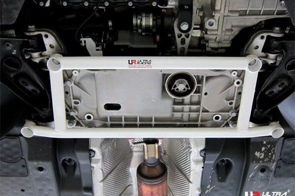 ULTRA RACING フロントメンバーブレース VOLKSWAGEN トゥーラン 1TBMY/1TCAV/1TCTH 2004/04〜2016/01 LA4-1192