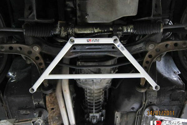 ULTRA RACING フロントメンバーブレース BMW 3シリーズ E30 A18/A20/A25/A25X/B20/B25 1989/01〜1993/10 LA4-1082