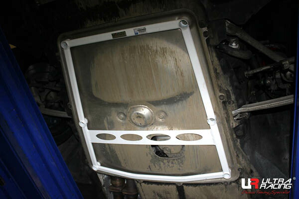 ULTRA RACING フロントメンバーブレース BMW M4 F82 3C30 2014/07〜 LA6-3012