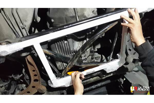 ULTRA RACING フロントメンバーブレース BMW Z3 E37 CH19 1996/08〜2003/01 LA4-2972