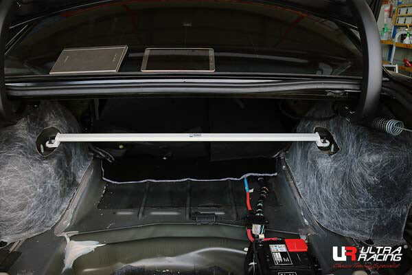 ULTRA RACING リアタワーバー CHRYSLER 300C  2005/02〜2011/09 RE2-3023