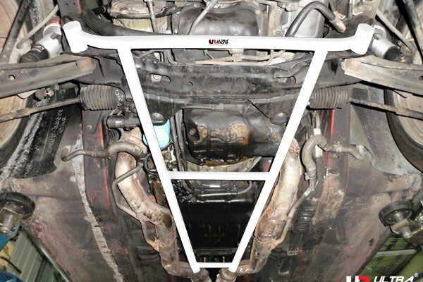 ULTRA RACING フロントメンバーブレース ニッサン フェアレディZ Z32 1989/07〜2000/07 LA4-1768