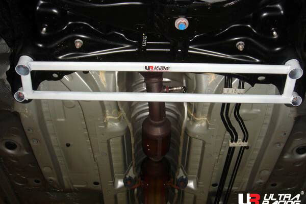 ULTRA RACING フロントメンバーブレース トヨタ ヴィッツ KSP90/NCP91/SCP90 2005/02〜2010/12 LA4-404