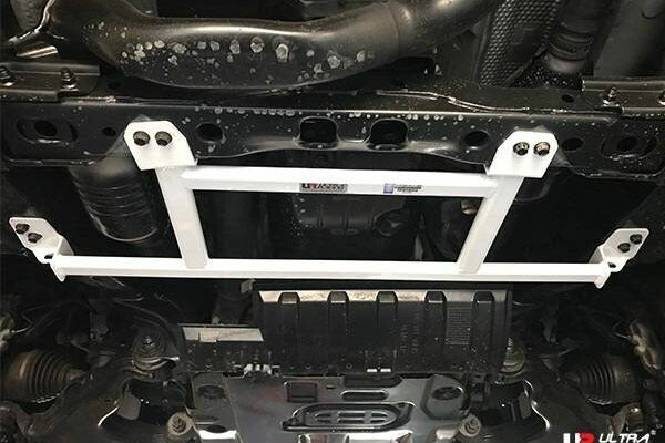 ULTRA RACING フロントメンバーブレース トヨタ FJクルーザー GSJ15W 2010/12〜2018/01 LA4-3632