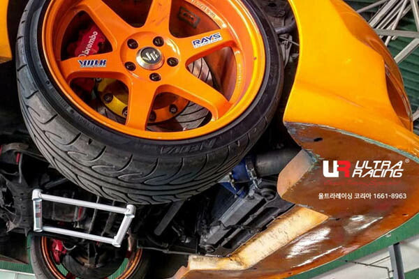 ULTRA RACING フロントメンバーブレース トヨタ スープラ JZA80 1993/05〜2002/07 LA4-779
