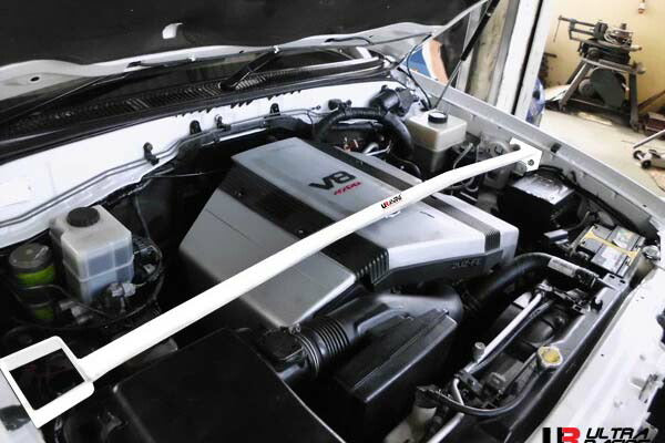 ULTRA RACING フロントタワーバー トヨタ ランドクルーザー UZJ100W 1998/01〜2007/07 TW2-1552