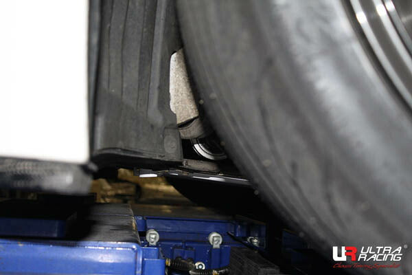 ULTRA RACING フロントメンバーブレース BMW M4 F82 3C30 2014/07〜 LA6-3012