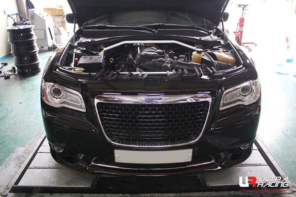 ULTRA RACING フロントタワーバー CHRYSLER 300C  2005/02〜2011/09 TW2-3021