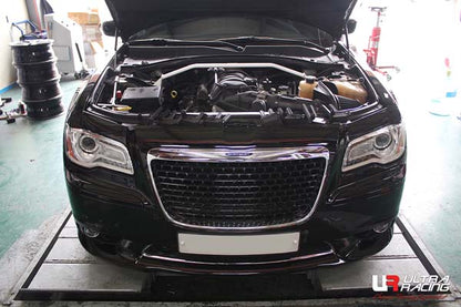ULTRA RACING フロントタワーバー CHRYSLER 300C  2005/02〜2011/09 TW2-3021