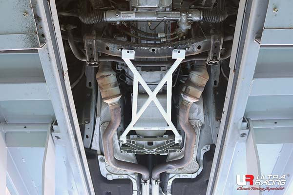ULTRA RACING フロントメンバーブレース CHRYSLER 300C  2005/02〜2011/09 LA4-3020