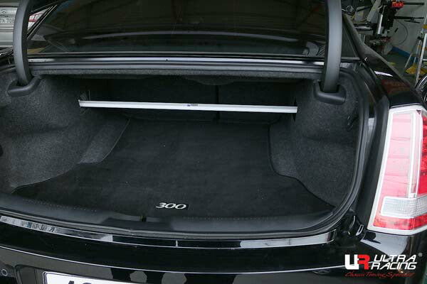 ULTRA RACING リアタワーバー CHRYSLER 300C  2005/02〜2011/09 RE2-3023