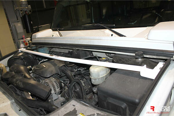 ULTRA RACING フロントタワーバー HUMMER H2  2003/02〜2010/02 TW2-2073