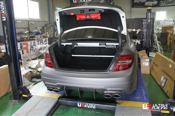 ULTRA RACING リアタワーバー MERCEDES BENZ Cクラス W204 204077 2007/06〜2015/04 RE2-1821