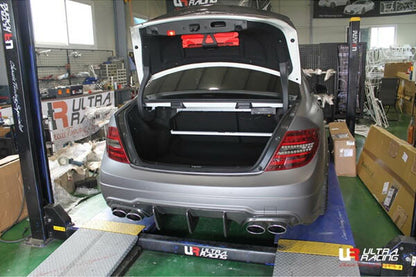 ULTRA RACING リアタワーバー MERCEDES BENZ Cクラス W204 204077 2007/06〜2015/04 RE2-1821