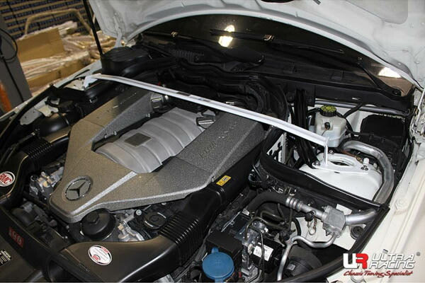 ULTRA RACING フロントタワーバー MERCEDES BENZ Cクラス W204 204077 2007/06〜2015/04 TW2-1820