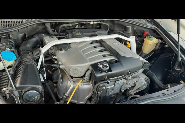 ULTRA RACING フロントタワーバー VOLKSWAGEN トゥアレグ 7LBMVA 2003/09〜2011/02 TW2-2491