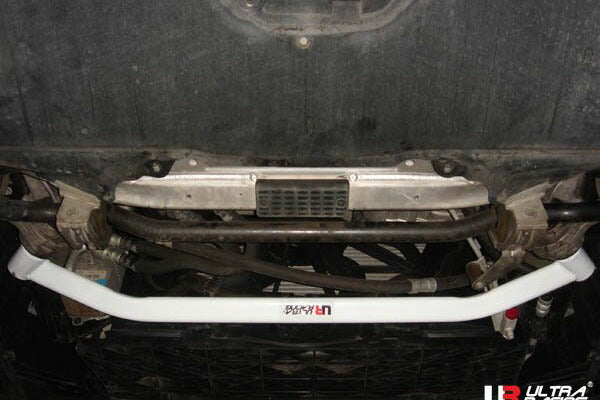 ULTRA RACING フロントメンバーブレース BMW 5シリーズ E60 NA25/NE25/NU25 2003/08〜2012/09 LA2-539