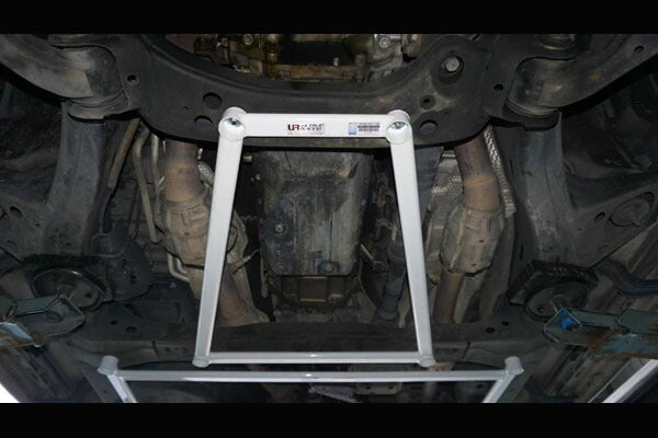 ULTRA RACING フロントメンバーブレース トヨタ ランドクルーザー URJ202W/UZJ200W 2007/09〜 LA4-3806