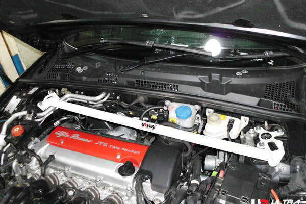 ULTRA RACING フロントタワーバー ALFA ROMEO 159 93922 2006/02〜2011/07 TW2-1604